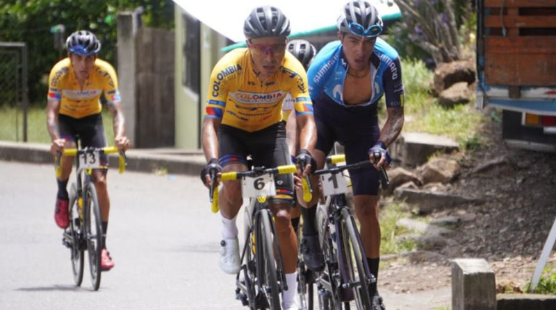 Darwin Atapuma (centro) compite al lado del ecuatoriano Jorge Montenegro que se ubicó tercero en la Vuelta a Nariño. Foto: Twitter @paulocesarpaz