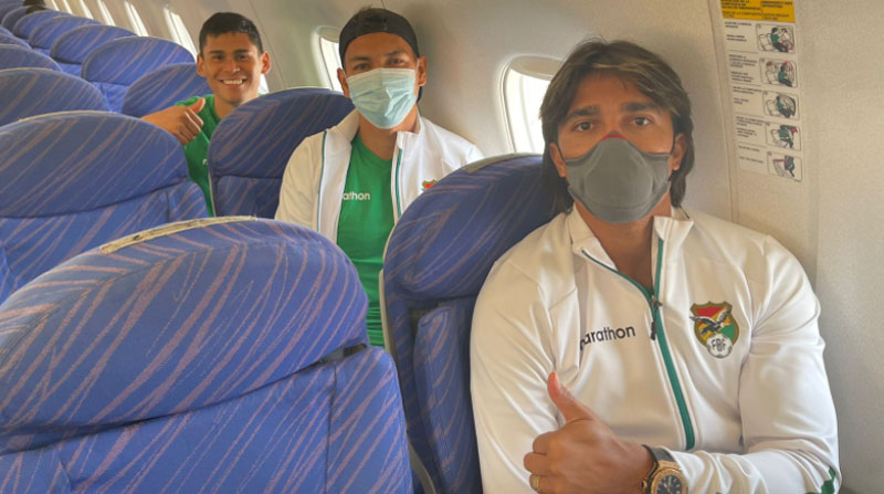 Jugadores de Bolivia en el vuelo que los trasladó hacia Guayaquil. Foto: Twitter @nicorivera05