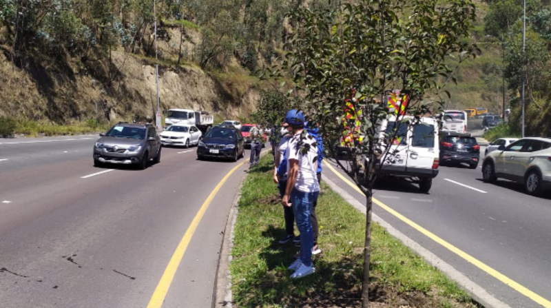 Personal del Cuerpo de Bomberos Quito (CBQ) y de la Unidad del Departamento de Medicina Legal acudieron a la av. Simón Bolívar para brindar asistencia médica a las personas afectadas. Foto: Cortesía ECU 911
