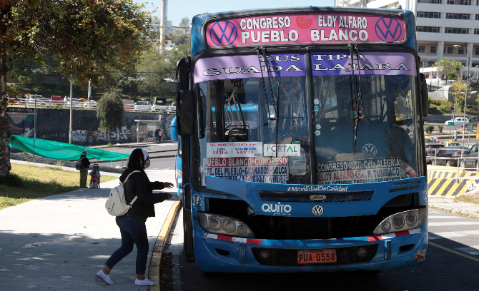 Pablo Lima, gerente de la compañía de buses Guadalajara, señaló que, en promedio, un bus moviliza a 900 personas por día. Debido al aforo permitido, las unidades llegaban a transporta unos 350 usuarios. Foto: Patricio Terán / EL COMERCIO