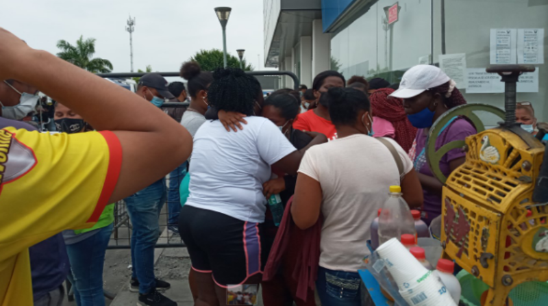 Decenas de personas volvieron a llenar por quinto día consecutivo los exteriores de la Dirección de la Policía Judicial, al suroeste de Guayaquil, para identificar o retirar a sus muertos. Foto: EL COMERCIO