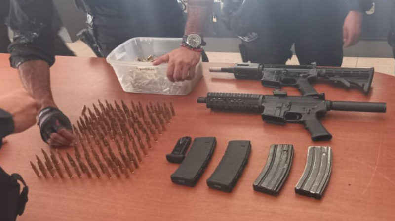 La Policía y las Fuerzas Armadas decomisaron dos fusiles y tres pistolas, entre otros objetos prohibidos, en la cárcel Regional de Guayaquil. Foto: Cortesía Policía Nacional