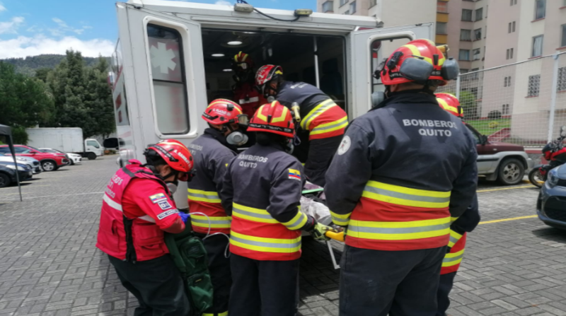 El Cuerpo de Bomberos de Quito (CBQ) atendió la emergencia y brindó atención médica al afectado. Foto: Twitter de @BomberosQuito