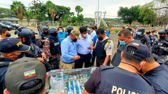 Bolívar Garzón, director general del SNAI, en trabajos de coordinación con la Policía y las Fuerzas Armadas este miércoles 27 de octubre en el complejo penitenciario de Guayaquil. Foto: Cortesía SNAI