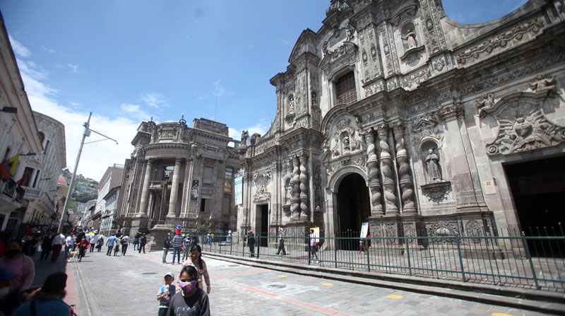 Las personas visitaron museos e iglesias del Centro Histórico de Quito, durante el feriado. Foto: Julio Estrella/ EL COMERCIO