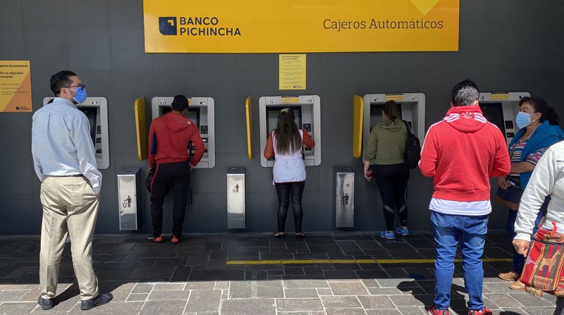 Banco Pichincha informa que se puede hacer retiros de efectivo y depósitos en los cajeros automáticos. Foto: Archivo / EL COMERCIO