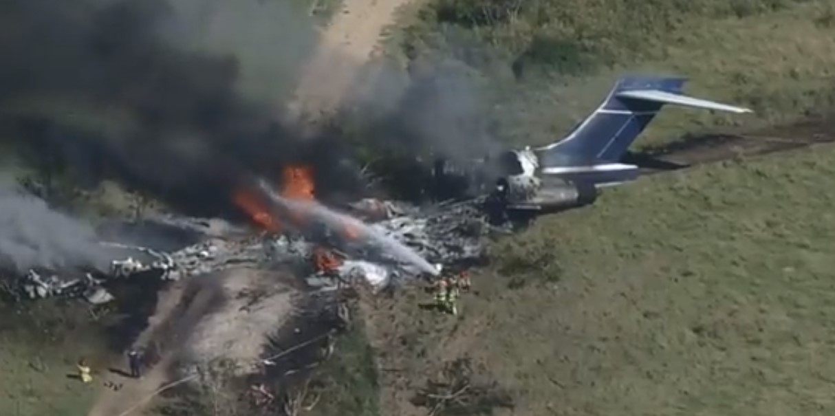 Los Bomberos llegaron al lugar donde se estrelló el avión para sofocar las llamas, que surgieron tras el impacto. Foto: Captura de pantalla