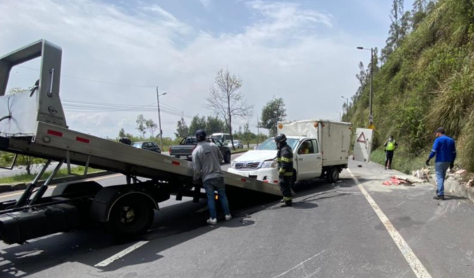Personal de la Agencia de Tránsito y Cuerpo de Bomberos atendieron la emergencia. Foto: Twitter Bomberos Quito
