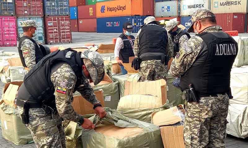 Operativos de control de mercadería se desarrollan en el Puerto de Guayaquil, por parte del personal de Aduana. Foto: cortesía Senae