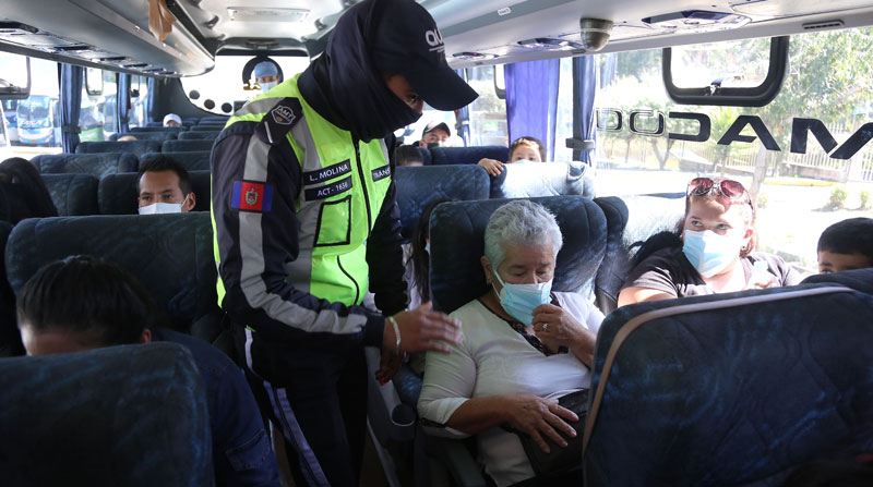Los uniformados revisaron que las personas acaten las normas de bioseguridad en los buses. Foto: Diego Pallero/ EL COMERCIO