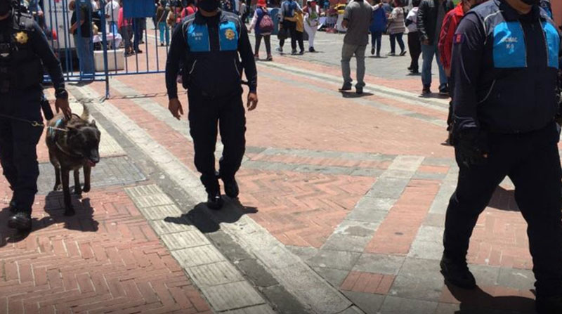 El incidente se habría generado durante un control a vendedores ambulantes en el Centro Histórico de Quito. Foto: Twitter Agentes de Control Quito