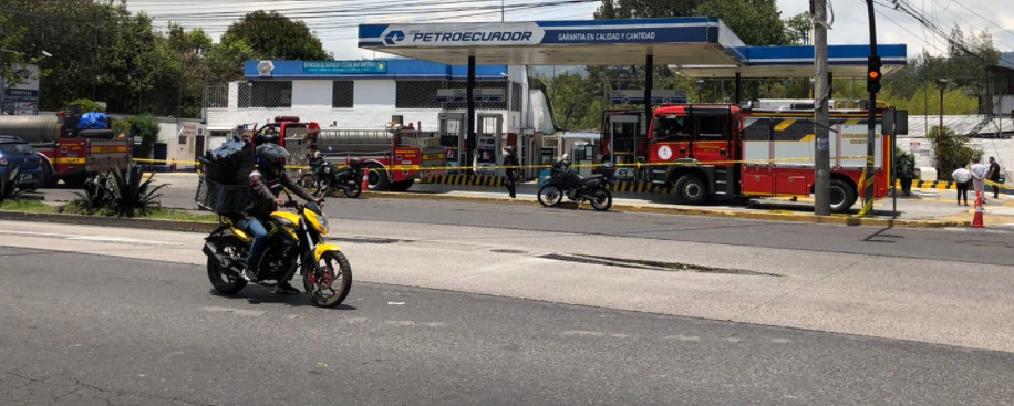 Una mujer narró cómo fue el momento en el que ocurrió una explosión en una gasolinera de San Bartolo, sur de Quito. Foto: EL COMERCIO