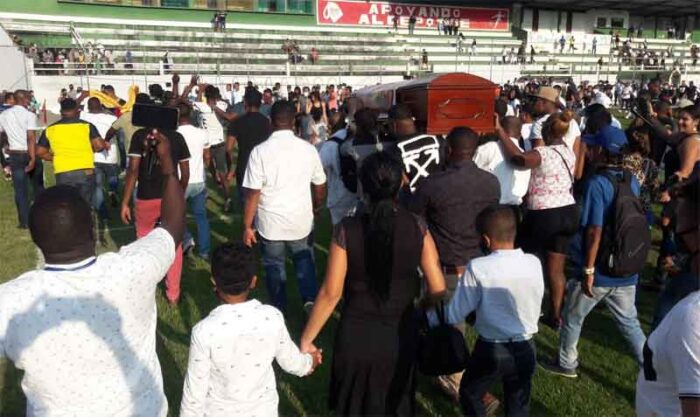 El cuerpo de Álex Quiñónez llegó a su natal Esmeraldas. Foto: Manuel González para EL COMERCIO