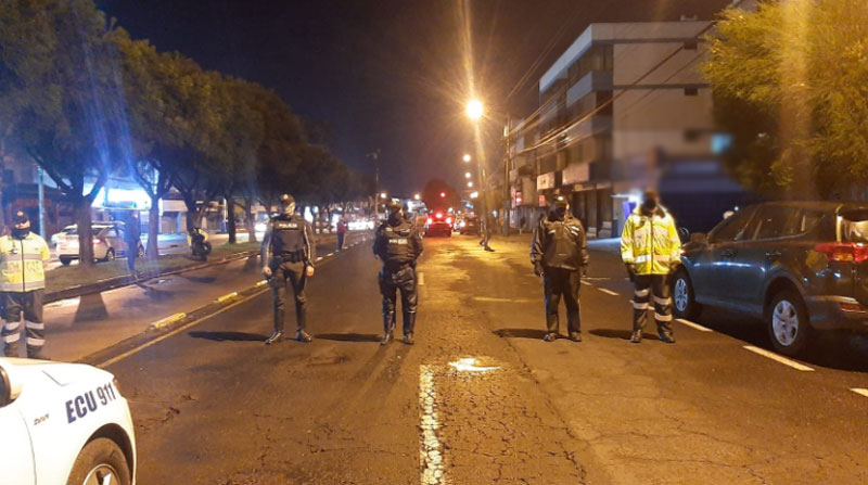 Agentes de la Policía custodiaron los exteriores de la agencia financiera, tras el asalto. Foto: Twitter Policía Nacional