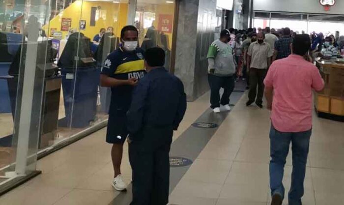 Alarma causó un intento de robo de una banda de sacapintas y el disparo a un cliente en el interior del centro comercial ubicado al norte de Guayaquil. Foto: @ginonoboa