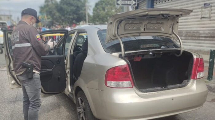 Los sospechosos se movilizaban en un auto dorado y fueron detenidos luego de un enfrentamiento armado en el Guasmo, al sur de Guayaquil. Foto: Cortesía Policía Nacional
