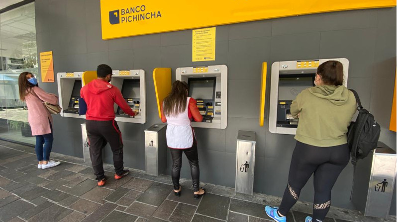 La entidad bancaria define compensaciones para los usuarios afectados por la caída de los servicios. Foto: Patricio Terán / EL COMERCIO
