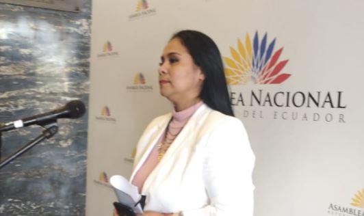 Bella Jiménez dio una rueda de prensa antes de ingresar al hemiciclo de la Asamblea. Foto: EL COMERCIO