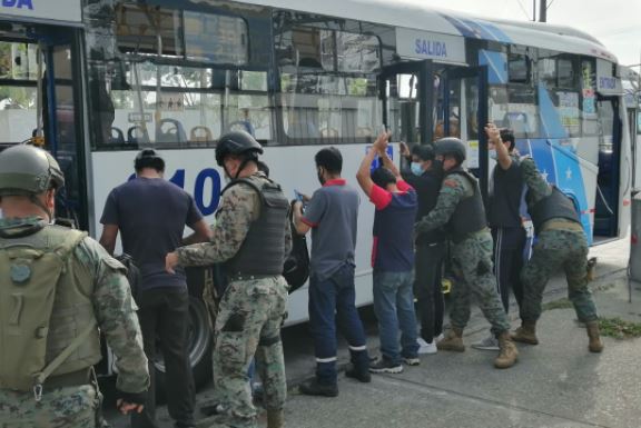 Las Fuerzas Armadas ejecutaron operaciones de control de armas, municiones y explosivos en el Batallón del Suburbio, al suroeste de Guayaquil. Foto: Cortesía FFAA