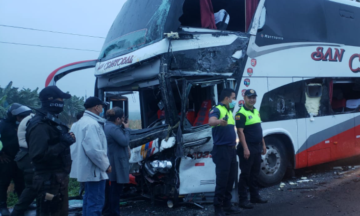 Un bus de transporte interprovincial y un camión chocaron en un accidente en la vía Buena– Quevedo, con saldo de cuatro heridos. Foto: Cortesía Ecu 911