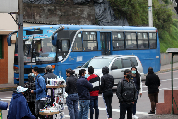 Los transportistas plantean que en Quito el incremento sea inicialmente a USD 0,45. Foto: Julio Estrella / El Comercio.