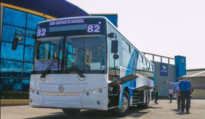 Una caída en el número de usuarios y el aumento del diésel ahondan la crisis de los buses urbanos en Guayaquil. Foto: Enrique Pesantes / EL COMERCIO