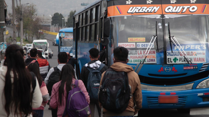 Ciudadanos denuncian robos en buses de transporte público. Foto: EL COMERCIO