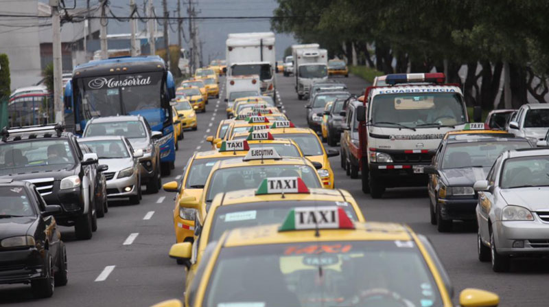 La convocatoria de los conductores de taxis hizo congestionar a diferentes vías de Quito. Foto: Julio Estrella/ EL