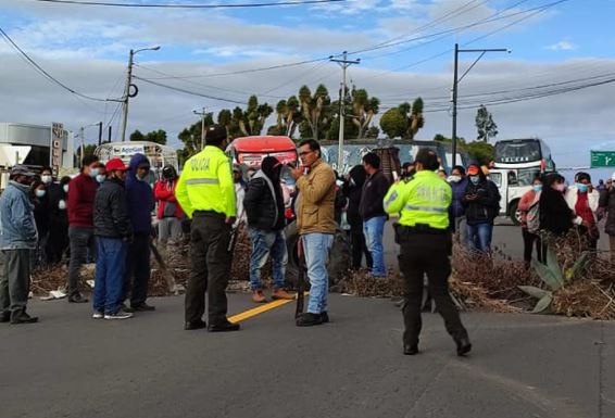 Un grupo de manifestantes se ubicaron en la vía Panamericana y obstaculizaron el tránsito vehicular a la altura del cantón Bolívar, en Carchi. Foto: Cortesía