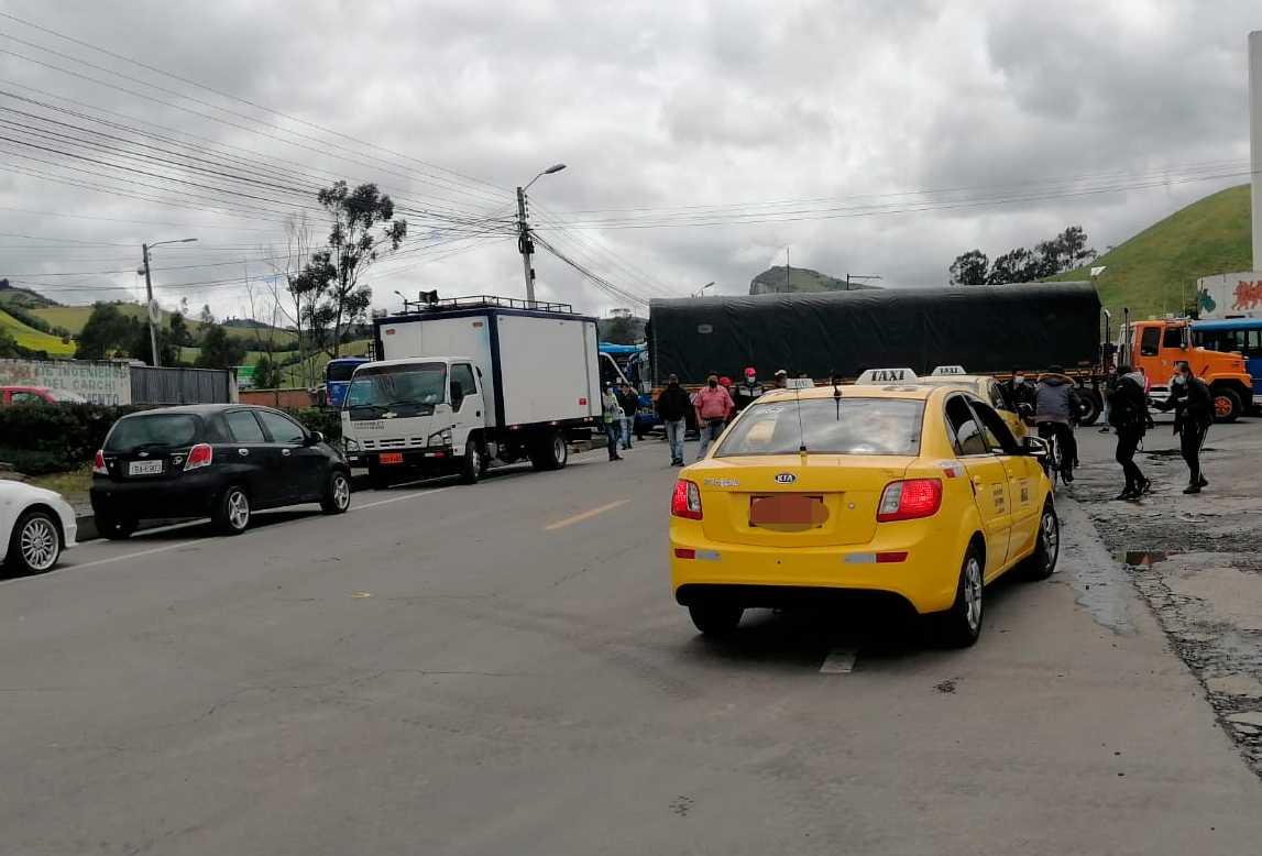 El sector del Obelisco, en el ingreso a Tulcán, transportistas bloquean el paso de automotores, porque aseguran siente afectación por el alza de combustibles. Foto cortesía Isaac González