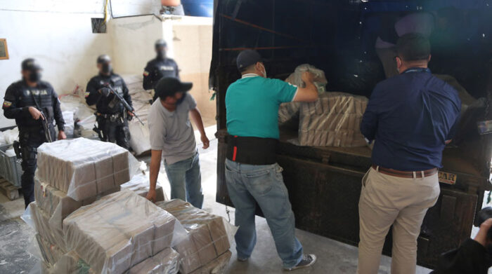 El cargamento de droga, que estaba almacenado en bodegas de la Policía Antidrogas, se carga en un camión hasta el lugar donde será destruido. Foto: Diego Pallero/ EL COMERCIO