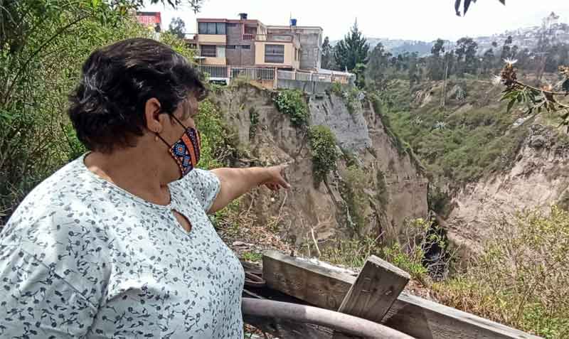 La quebrada Carretas, en el norte de Quito, fue declarada en emergencia por el alto riesgo de que más tierras e incluso casas se vayan al barranco. Foto: Armando Lara para EL COMERCIO