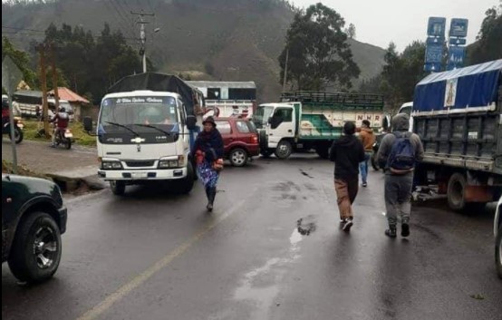 El cierre afectó a los vehículos que se movilizaban en las vías internas de los cantones de Tungurahua. Foto: Cortesía