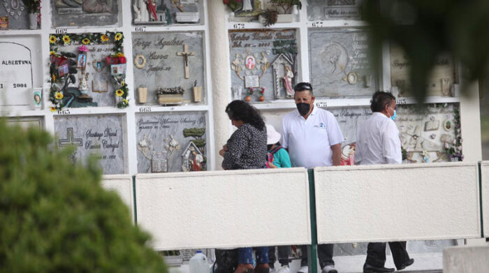 Las personas acudieron a las tumbas de sus seres queridos, antes del Día de los Difuntos. Foto: Julio Estrella/ EL COMERCIO