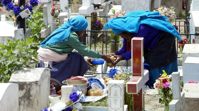 En finados, los indígenas de Otavalo van con comida a las tumbas de sus familiares. Foto: Archivo/ EL COMERCIO