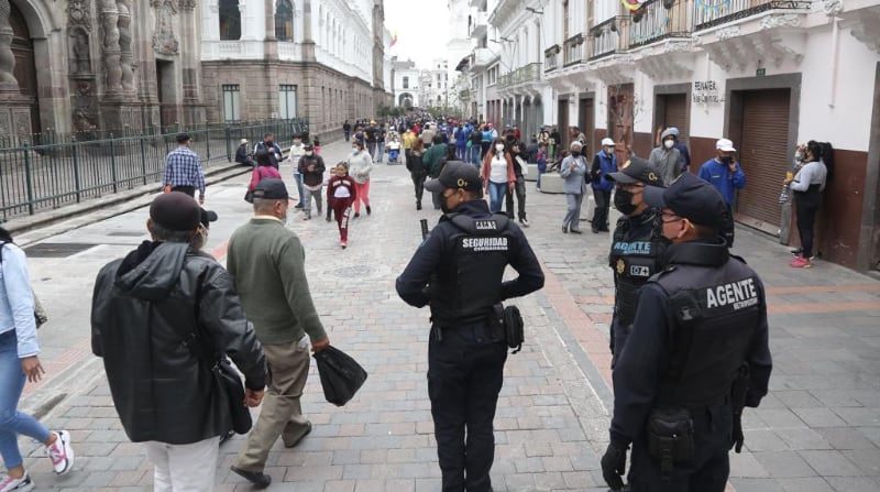 Los operativos se realizan como parte del plan municipal dispuesto por el alcalde Santiago Guarderas que busca reordenar el Casco Colonial y promover el turismo en Quito. Foto: Diego Pallero / EL COMERCIO
