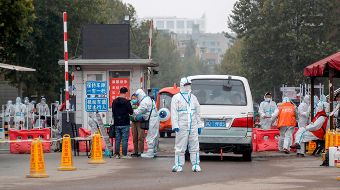 Pese a que los contagios no son altos, China tiene una política de "tolerancia cero" contra el coronavirus. Foto: EFE
