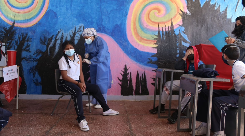 Estudiantes de entre 6 y 12 años llegaron al Colegio Consejo Provincial de Pichincha para recibir la vacuna contra el covid-19. Foto: Diego Pallero/ EL COMERCIO