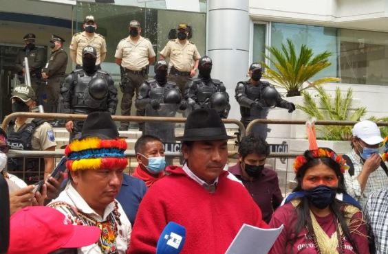 Líderes indígenas en los exteriores de la Corte Constitucional tras presentar su denuncia. Foto: Captura de pantalla