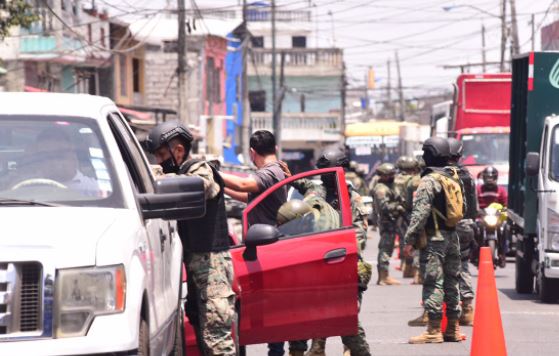 Operativos de control por parte de militares en Guayaquil. Foto: Enrique Pesantes / EL COMERCIO