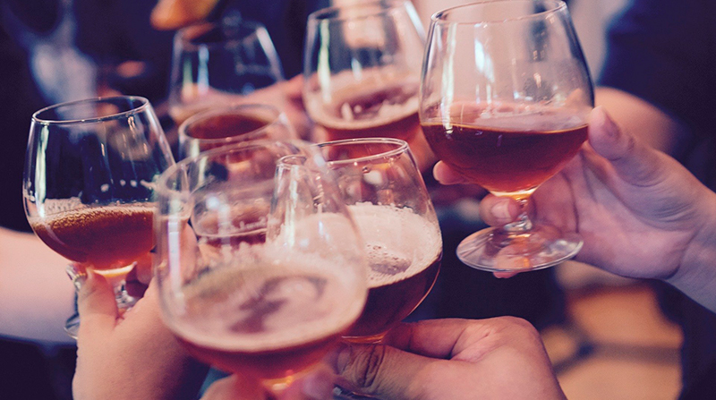 El alcohol es una toxina, y el cuerpo tiende a excretarla a través del aliento, el sudor y la orina. Foto: Pixabay