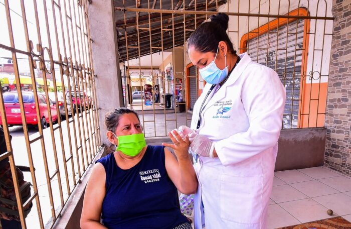 La contención del covid-19 en barrios de Guayaquil se enfoca en rastrear y vacunar