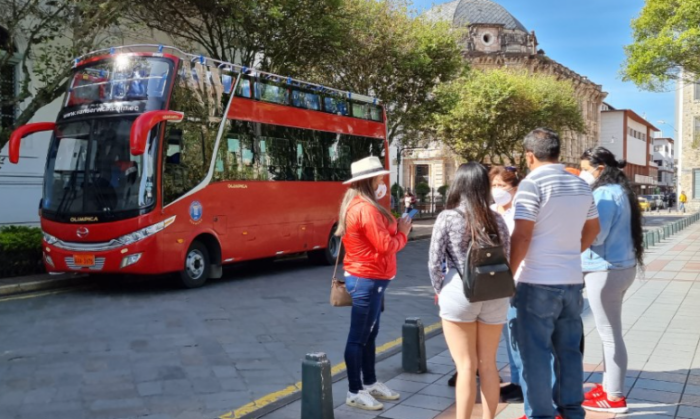 Los paseos en los buses turísticos tienen más demanda en Cuenca. Foto: Lineida Castillo / EL COMERCIO
