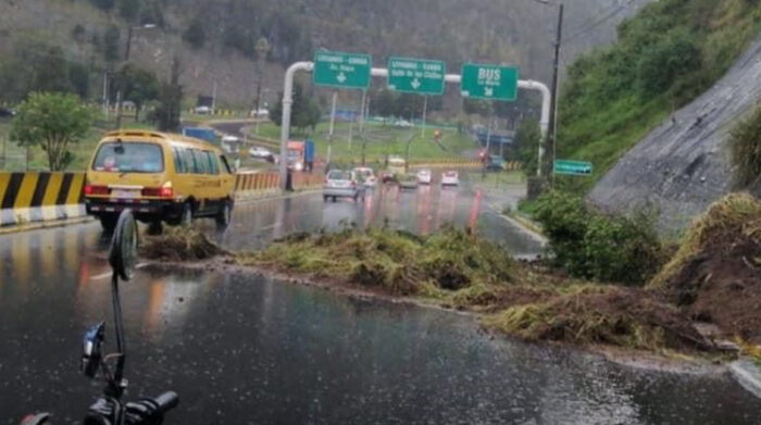 El tránsito se complicó en la avenida Velasco Ibarra, por el derrumbe en un talud. Foto: Municipio de Quito