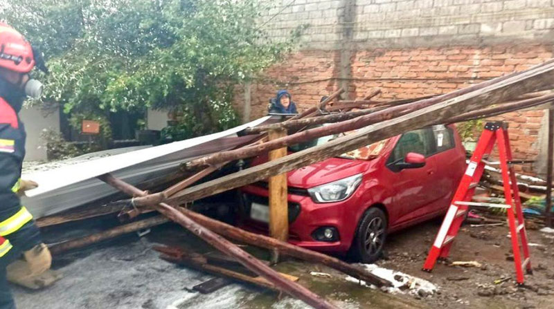 Los derrumbes de muros y colapsos de estructuras de viviendas fueron algunos de los incidentes reportados por las lluvias en Quito. Foto: Twitter Bomberos Quito
