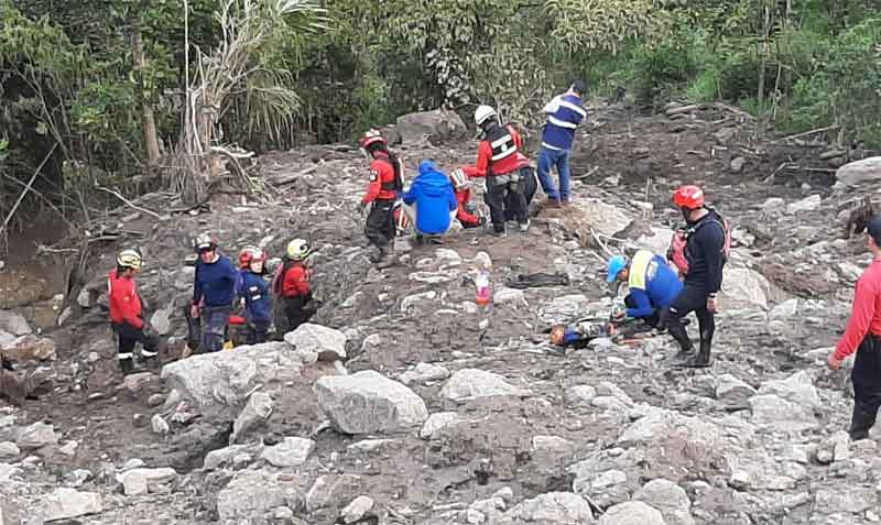 Más de 60 personas participan en la búsqueda de las personas desaparecidas en el derrumbe. Foto: cortesía Gobernación de Zamora Chinchipe