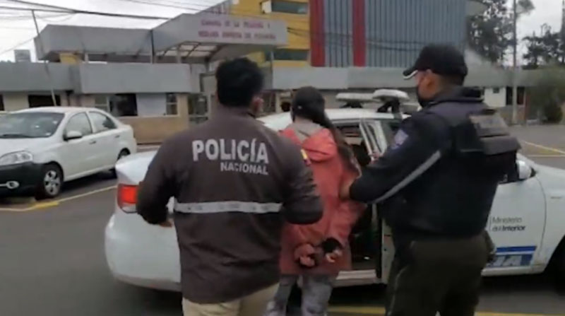 La mujer fue detenida cuando circulaba en una bicicleta por la avenida Naciones Unidas, norte de Quito. Foto: Policía