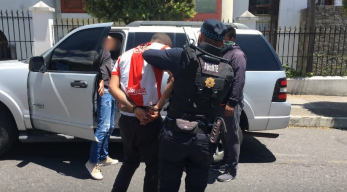 El hombre fue aprehendido por los agentes metropolitanos de Control, después de una persecución, en el norte de Quito. Foto: Twitter Agentes de Quito