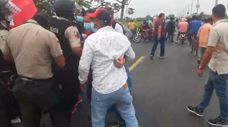 Enfrentamientos entre manifestantes y policías en la parroquia El Limonal, en Daule, provincia del Guayas. Foto: Captura de pantalla