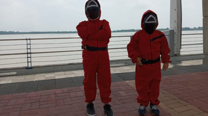 Decenas de niños pasearon por el Malecón con el overol rojo y las máscaras de los centinelas de la serie de televisión ‘El Juego del calamar’. Foto: EL COMERCIO